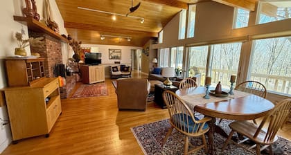 Eristäytynyt rantapaikalla Dock