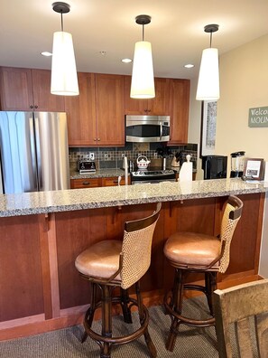 Køleskab, mikrobølgeovn, ovn, kogeplade