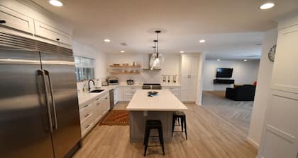Luxury Ranch House on Continental Golf Course, Great for families, Remodeled.
