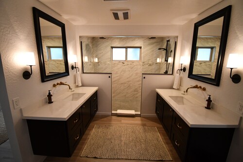 Luxury Ranch House on Continental Golf Course, Great for families, Remodeled. 