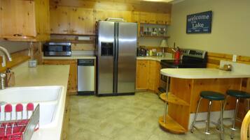 Frigorífico, microondas, horno y cafetera o tetera