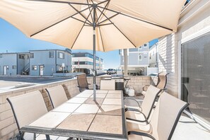 Outdoor dining - Ocean View Corner Home (lower unit)  - 1 house from the Beach! - Walk to all the Hot Spots! (Newport Beach)
