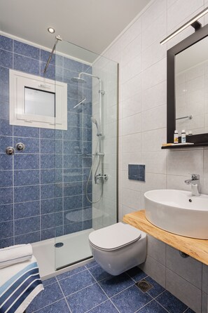 Deluxe Double Studio, Sea View | 浴室 | 淋浴设施、环保洗浴用品、吹风机、毛巾