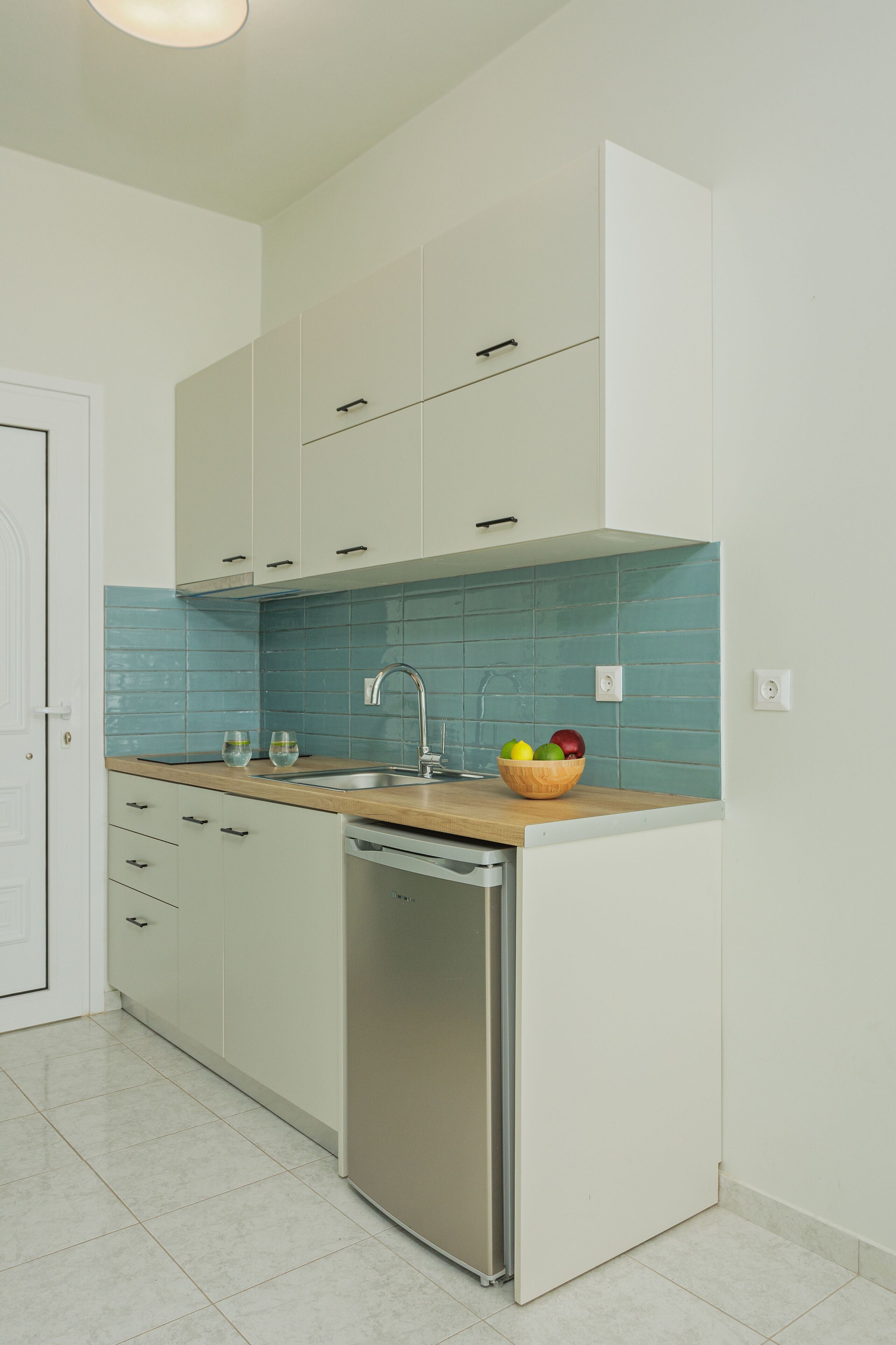 Estudi Deluxe | Cuina bàsica privada | Frigorífic gran i placa de cuina 