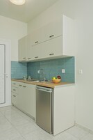 Deluxe Double Studio, Sea View | Cozinha americana privada | Geladeira grande, cooktop, talheres/pratos/utensílios de cozinha
