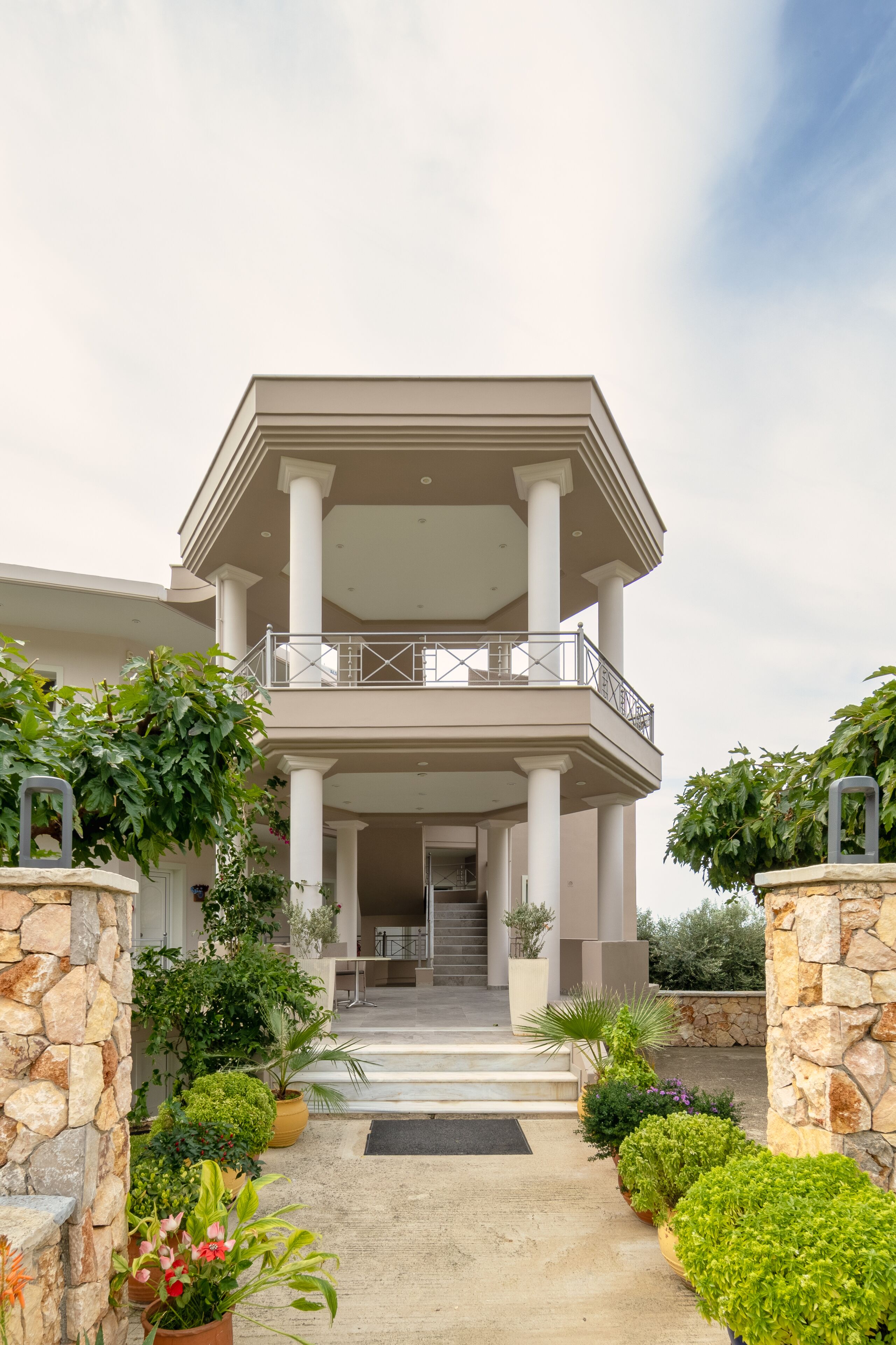 Pintu masuk properti
