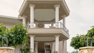 Pintu masuk properti