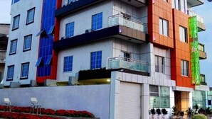 A multi-story hotel with a modern design, featuring balconies on each floor and a prominent signage for "Hotel Noah Garden". - Noahgarden (Cotonou)