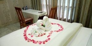 Deluxe-Doppelzimmer, Stadtblick | Bettwäsche aus ägyptischer Baumwolle, hochwertige Bettwaren