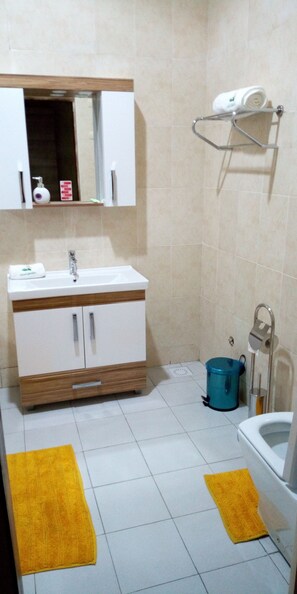 Habitació doble Deluxe, vistes a la ciutat | Bany | Banyera profunda, articles de tocador gratuïts, barnussos i tovalloles 