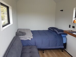 In-room safe, bed sheets - Lake Stella Mountain Retreat (Lyford)