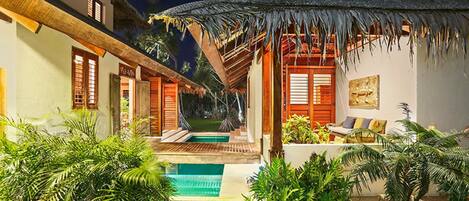 Maison, plusieurs lits, vue plage (House of Palms) | Bain à remous extérieur