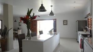 Casa, diversos llits, vistes a la platja (Paradise Point Views) | Cuina privada | Forn, bullidora elèctrica, torradora i congelador