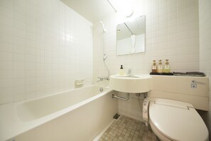 Traditionele kamer, niet-roken (Japanese Style for 6 People) | Badkamer | Gratis toiletartikelen, een haardroger, pantoffels, handdoeken