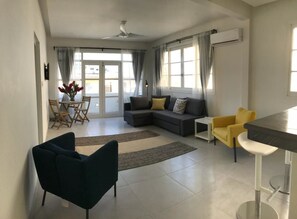 Deluxe appartement, 1 queensize bed, balkon, uitzicht op de stad | Woonruimte | Een 32-inch flatscreentelevisie met digitale zenders en televisie