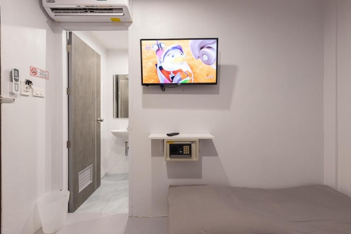 Economy Double Room, 1 Queen Bed, Non Smoking, Private Bathroom | Free WiFi, bed sheets