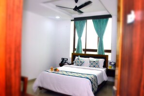 Zimmersafe, Schreibtisch, schallisolierte Zimmer, Bügeleisen/Bügelbrett