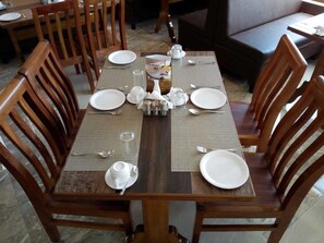 Se sirven desayunos, almuerzos y cenas; cocina india