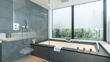 Kamer, niet-roken, terras | Badkamer | Milieuvriendelijke toiletartikelen, een haardroger, pantoffels