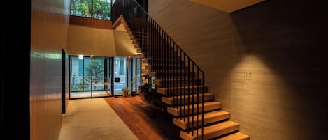 1 habitación, cubrecamas, cortinas blackout y sistema de insonorización