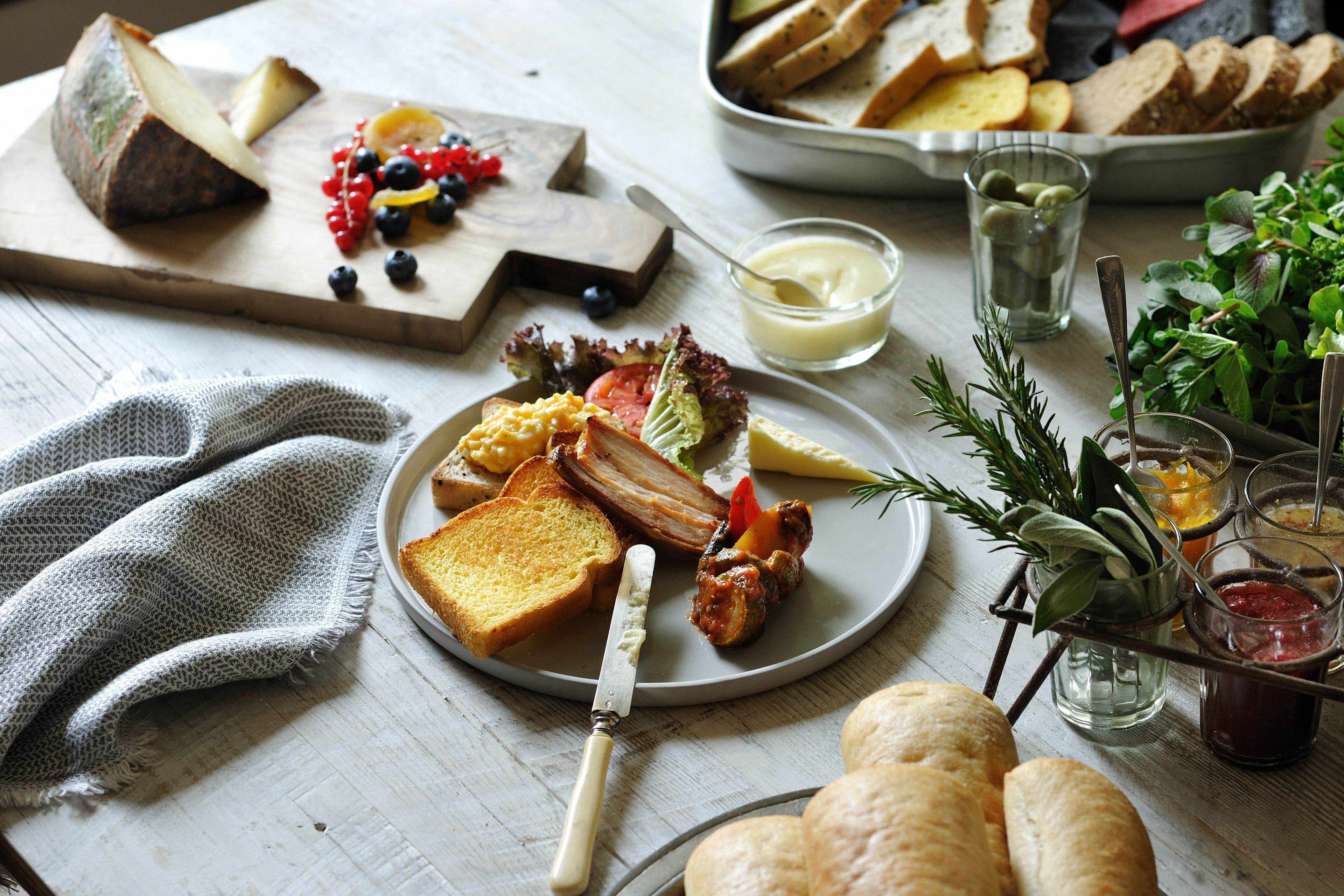 daily buffet breakfast (jpy 2980 per person)