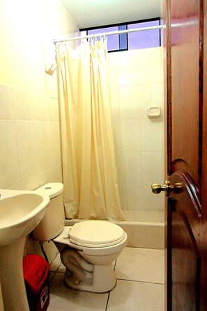 Family Double Room, Multiple Beds, Non Smoking, Courtyard View | Bathroom