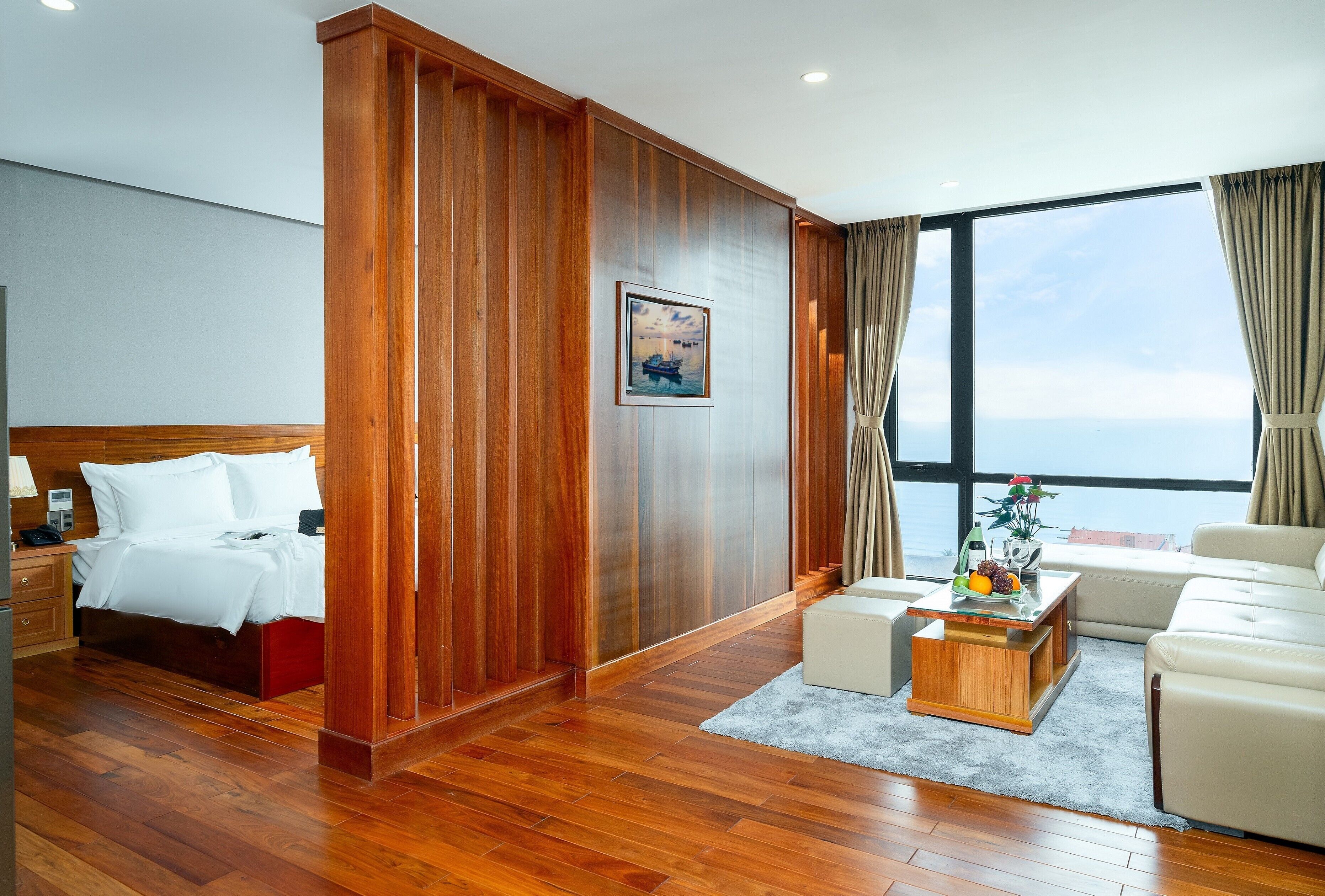 deluxe suite, seaview | 1 bedroom, minibar, in-room safe, desk