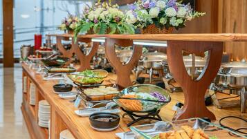 Free daily buffet breakfast