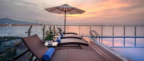 Außenpool, Sonnenschirme, Liegestühle