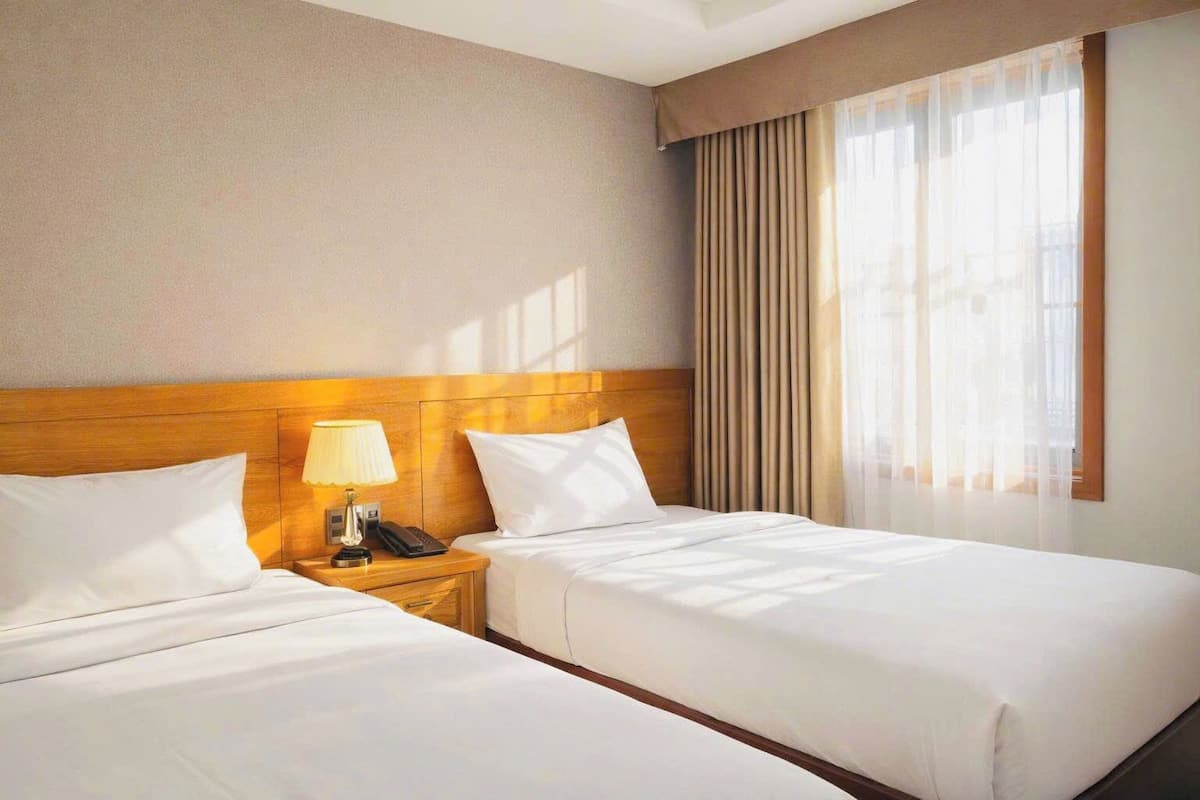 Kahden hengen premier-huone (yksi tai kaksi sänkyä) | Minibaari, tallelokero huoneessa, työpöytä, pimennysverhot