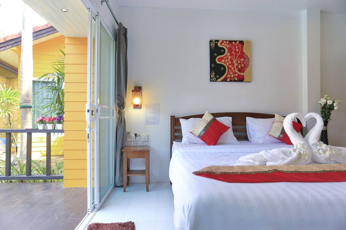 11 bedrooms, in-room safe, individually decorated, blackout drapes