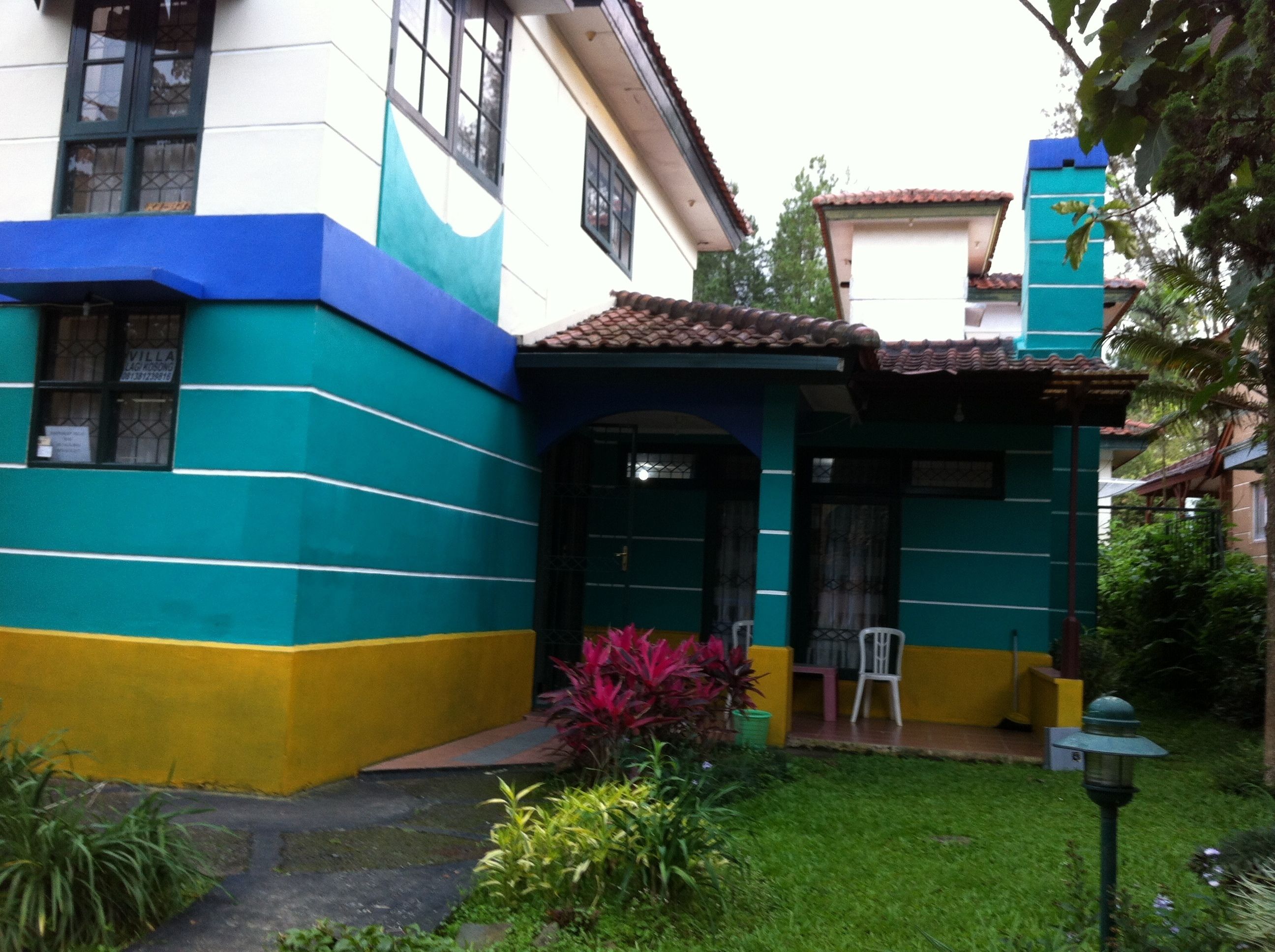 Vista frontal de la propiedad