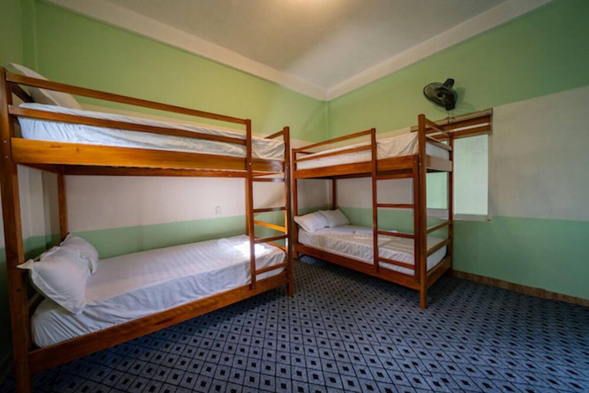 Dormitorio compartido básico, dormitorio mixto, vista a la alberca, junto a la alberca (4 Beds) | 1 habitación, sábanas de algodón egipcio y ropa de cama de alta calidad