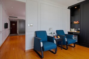 Family Suite, City View | Living area | LCD TV - Fivitel Boutique Da Nang (Da Nang)