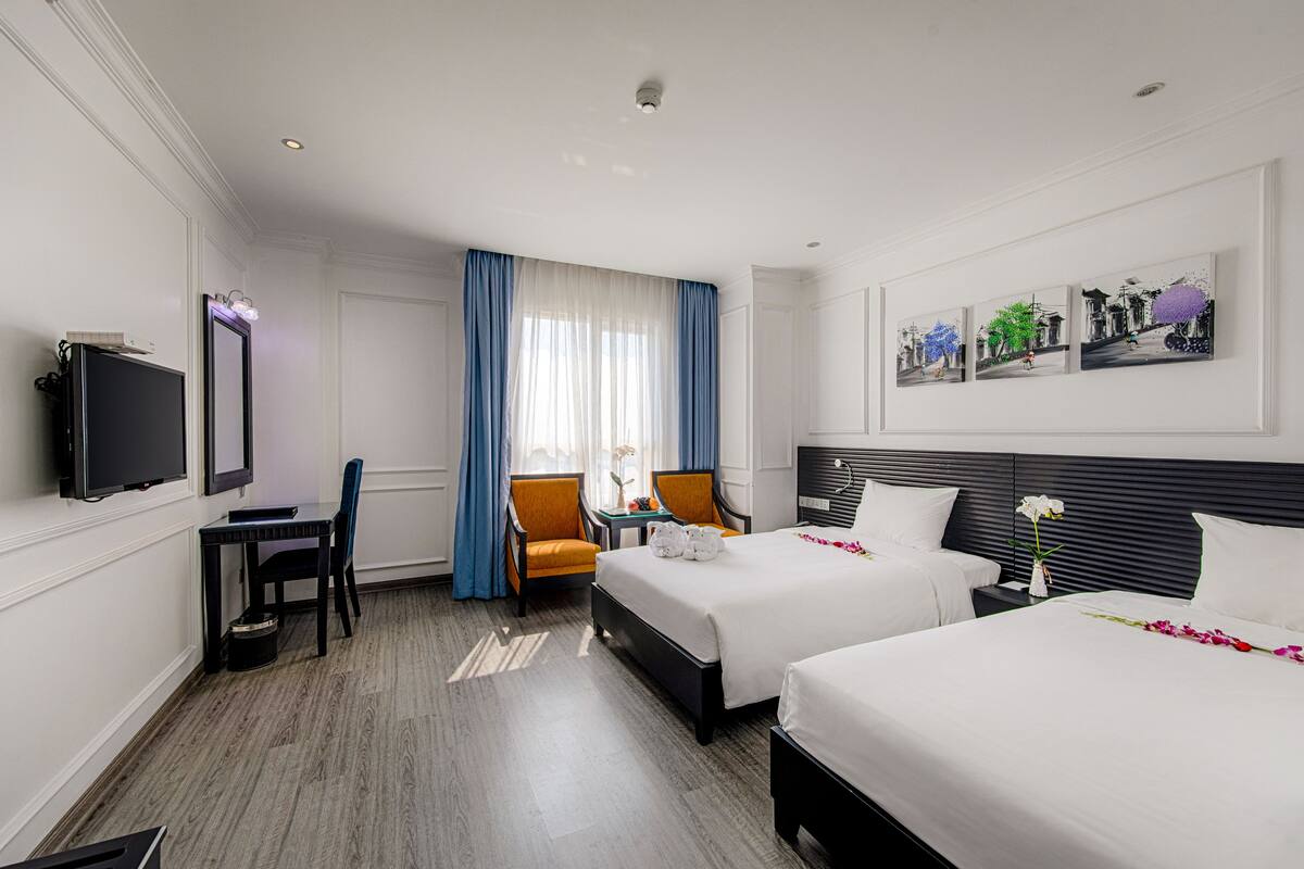 Habitación Deluxe con 2 camas individuales, vistas a la ciudad | Minibar, caja fuerte, wifi gratis