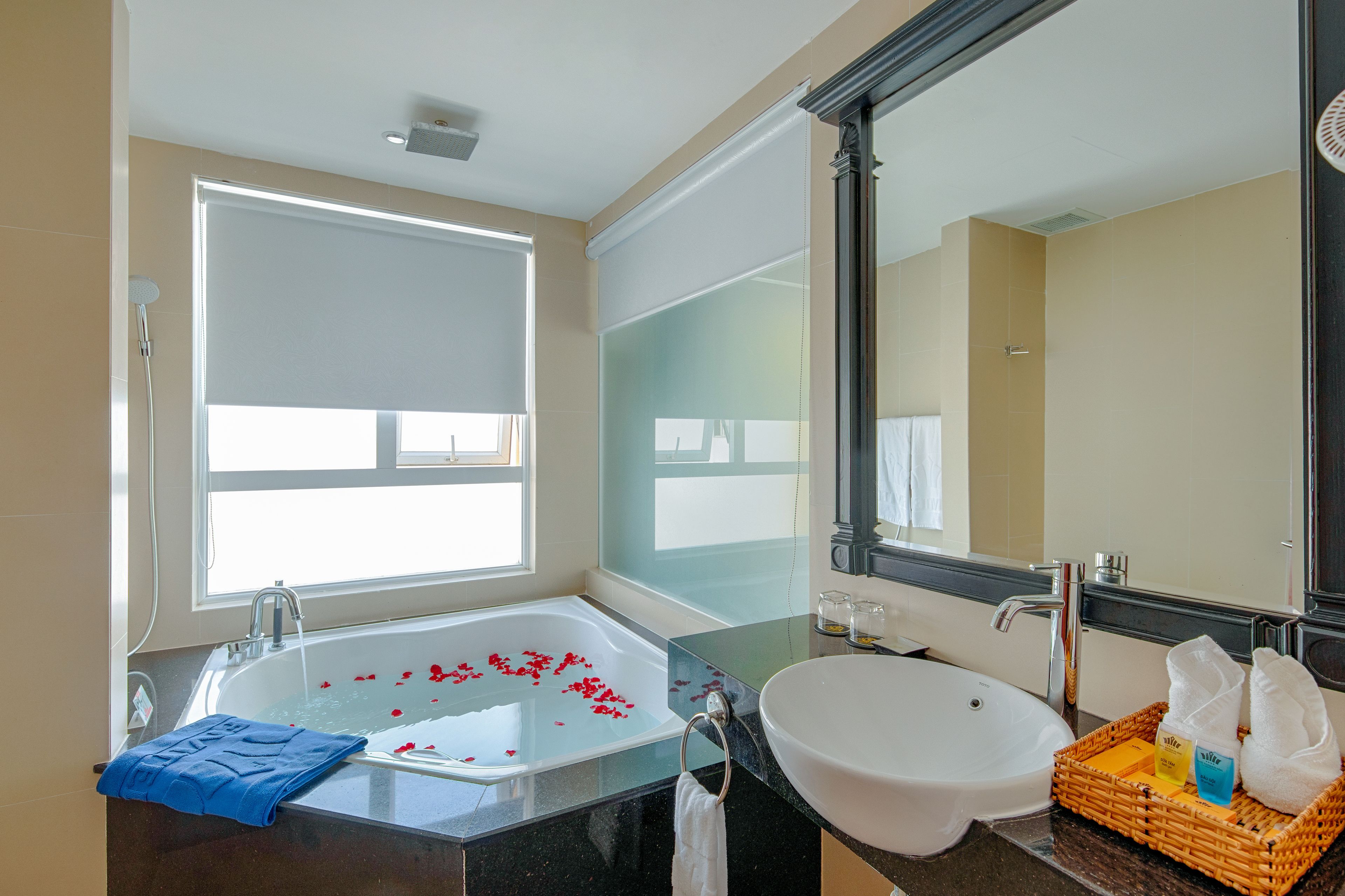 deluxe double room, city view | bathroom | shower, free toiletries, hair dryer, bathrobes