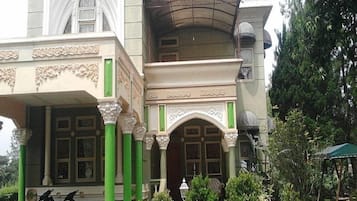 Vista frontal de la propiedad