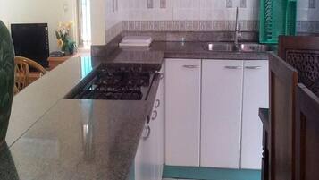 Refrigerador, placa de cocina, utensilios de cocina