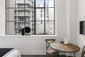 Apartemen, 1 Tempat Tidur Queen | Makan di kamar