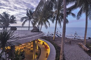 供应早餐、午餐和晚餐