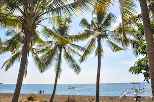 Perto da praia, areia preta, toalhas de praia