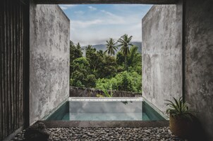 Una piscina al aire libre, sillones reclinables de piscina