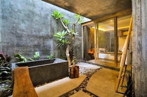 Separate bathtub and shower, deep-soaking bathtub, free toiletries