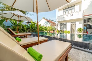 室外游泳池，日光浴躺椅