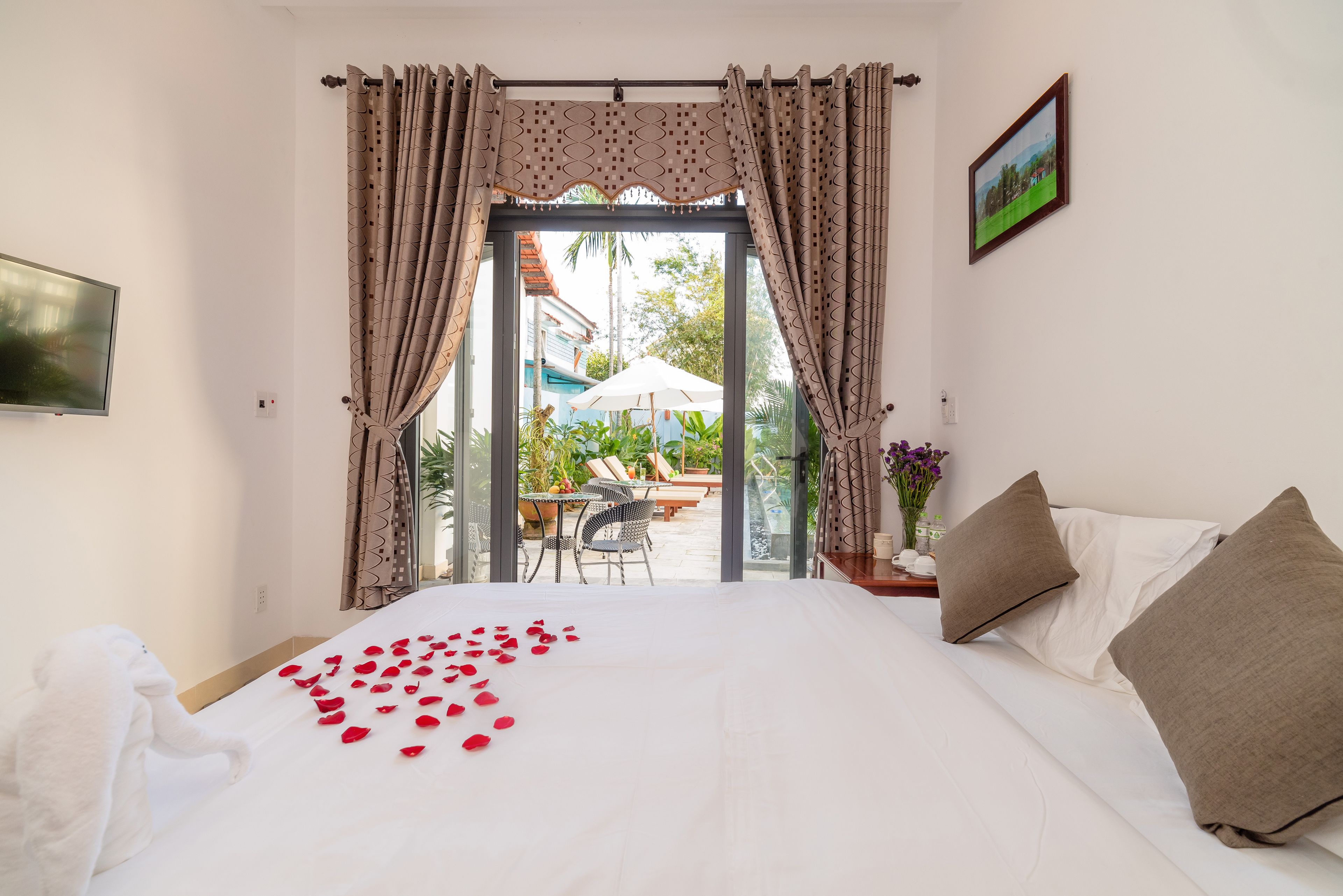 standard double room, 1 bedroom, pool view | egyptian cotton sheets, premium bedding, memory-foam beds, minibar