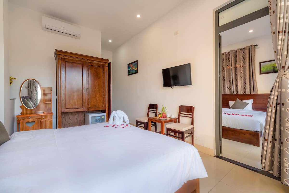 Family Room, 2 Bedrooms, Pool View