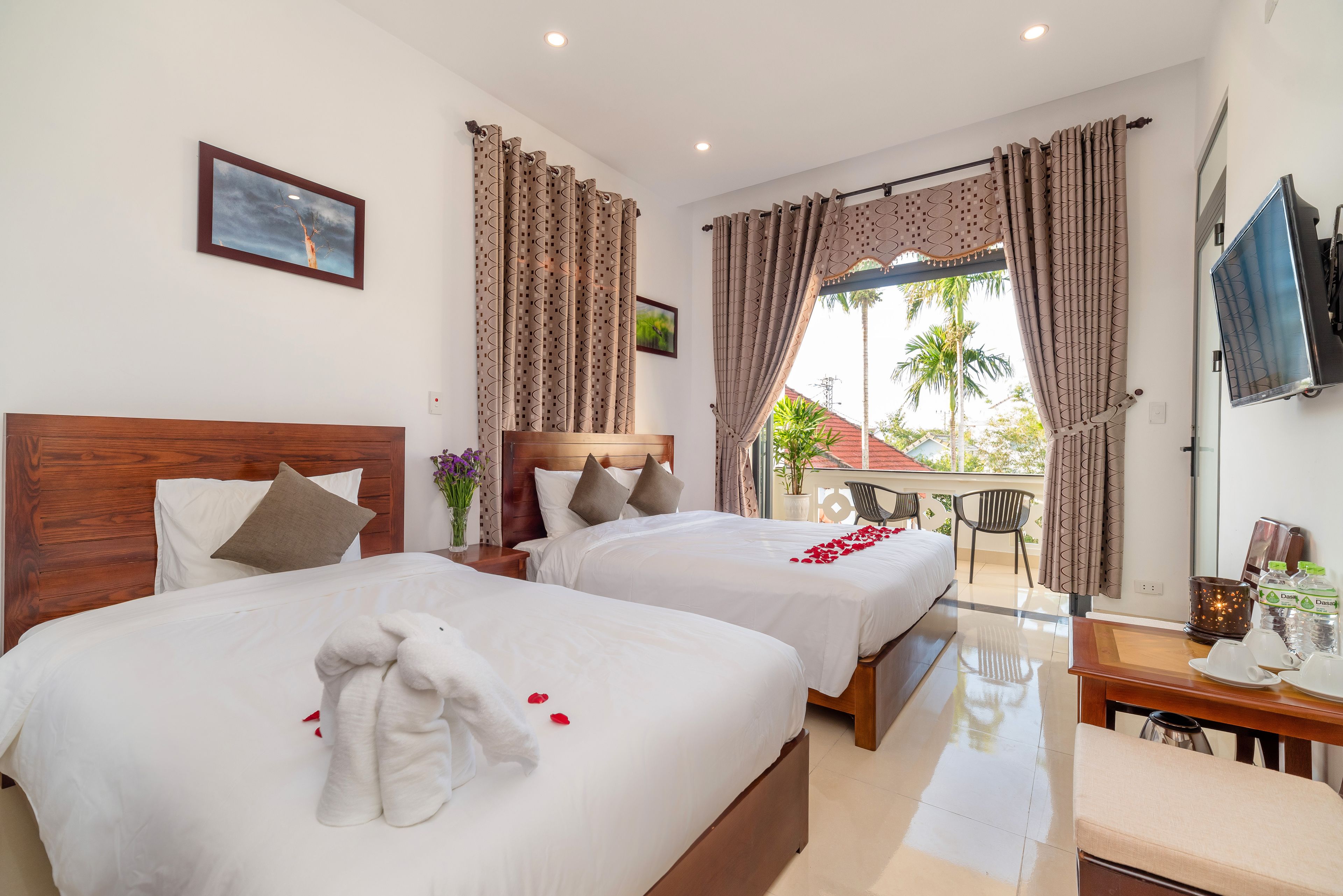 家庭客房, 2 間臥室, 泳池景 | 埃及棉床單、高級寢具、記憶棉床墊、迷你吧