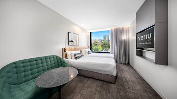 Veriu Suite - Twin | Minibar, in-room safe, laptop workspace, iron/ironing board