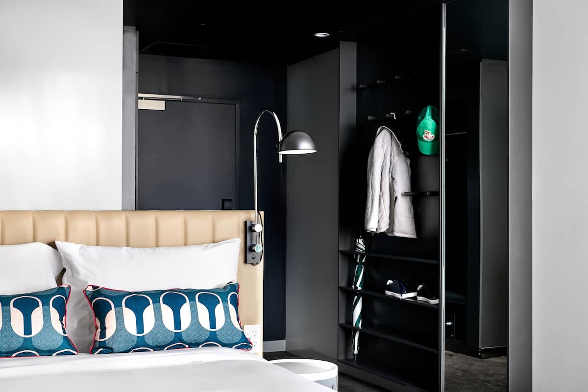 Comfy Queen | Minibar, pengeskab på værelset, arbejdsområde til bærbare computere