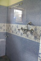 Habitación Deluxe con 2 camas individuales | Baño | Ducha, zapatillas y toallas